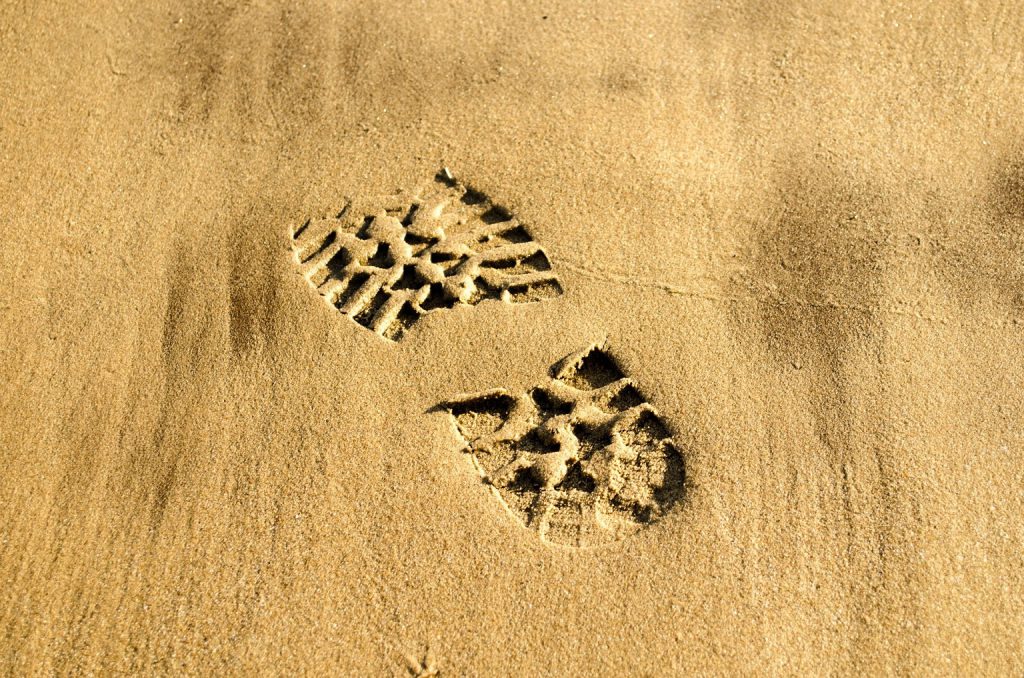 Huella de bota en la arena