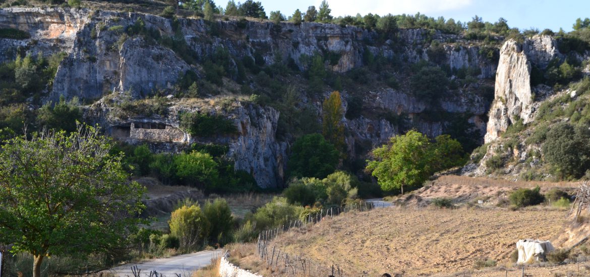 Senderistas caminan hacia cañón de roca en GR7