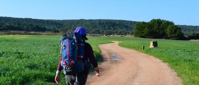 Senderista por camino de tierra