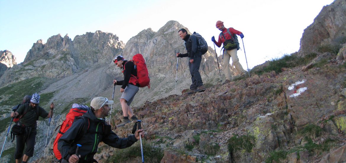 Grupo con equipación de montaña