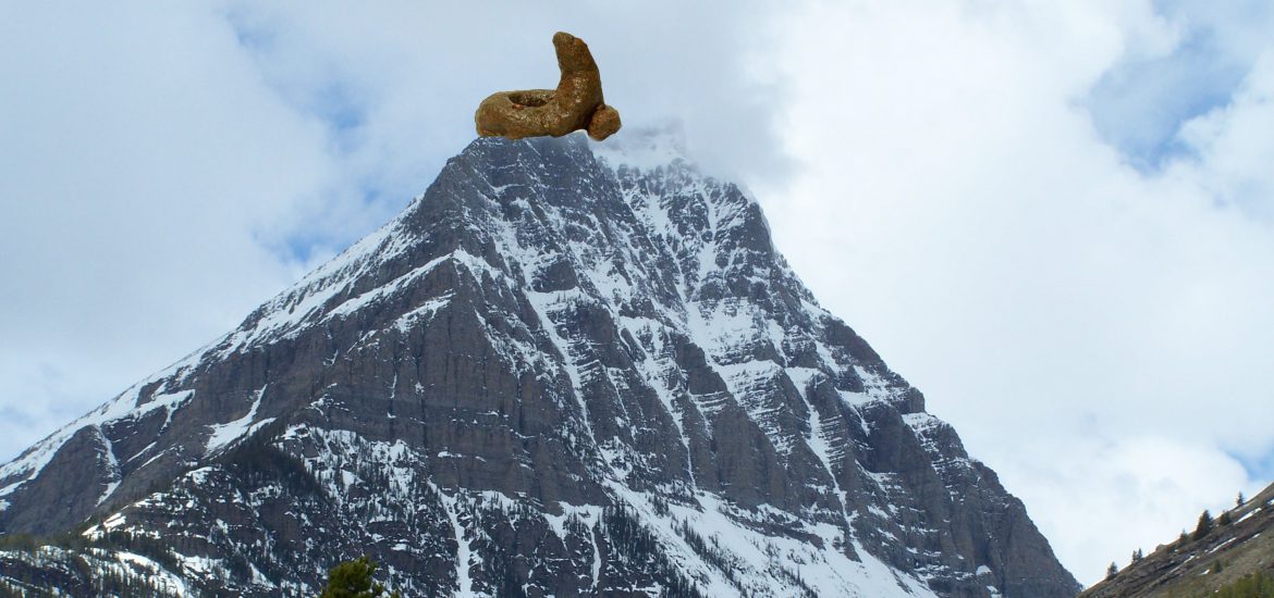 Montaña con mierda en la cima