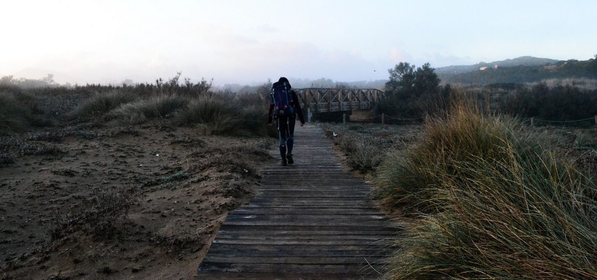 Senderista en camino con tablas