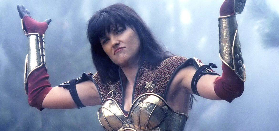 Xena con los brazos en alto