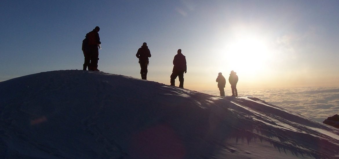 Montañeros en la nieve