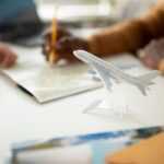 Gente planificando entorno a un escritorio con maqueta de avión en primer término