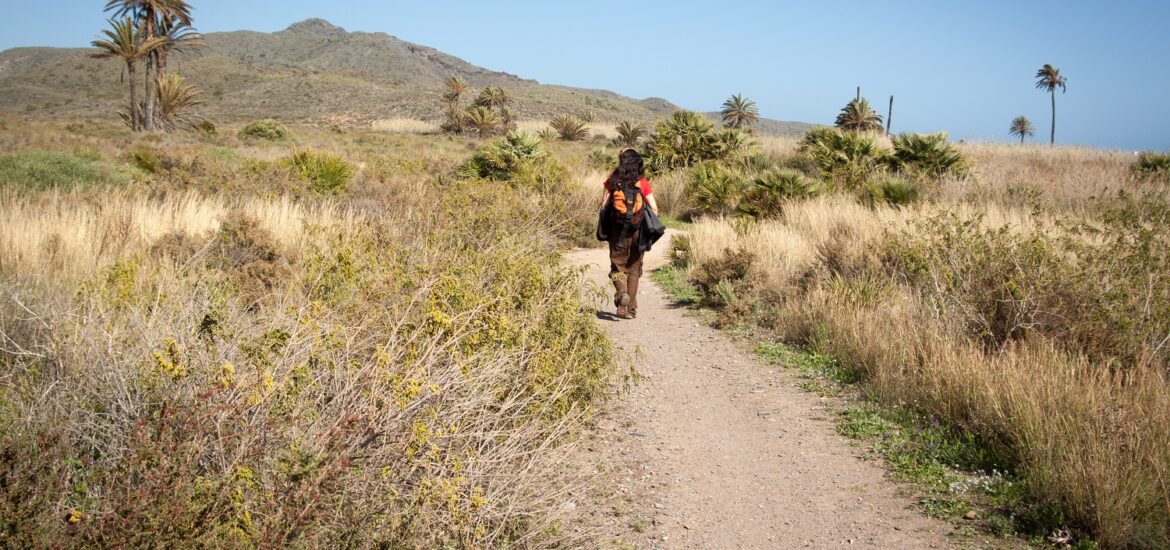 senderista en tramo del GR 92