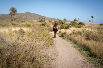 senderista en tramo del GR 92