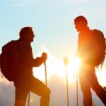 senderistas hablando. viajes para singles