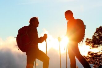 senderistas hablando. viajes para singles