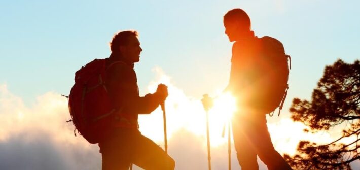 senderistas hablando. viajes para singles