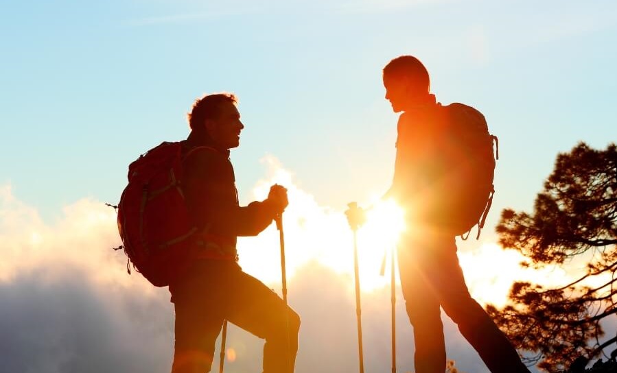 senderistas hablando. viajes para singles