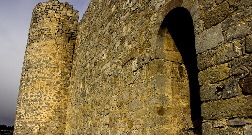 Se muestra una de las caras laterales del castillo de Aguilar de Campoo, restos de una poderosa fortificación de los siglos XIII y XIV