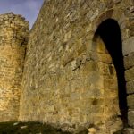 Se muestra una de las caras laterales del castillo de Aguilar de Campoo, restos de una poderosa fortificación de los siglos XIII y XIV