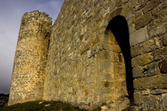 Se muestra una de las caras laterales del castillo de Aguilar de Campoo, restos de una poderosa fortificación de los siglos XIII y XIV