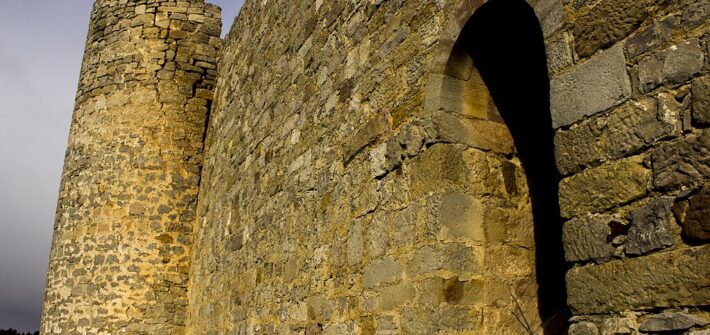 Se muestra una de las caras laterales del castillo de Aguilar de Campoo, restos de una poderosa fortificación de los siglos XIII y XIV